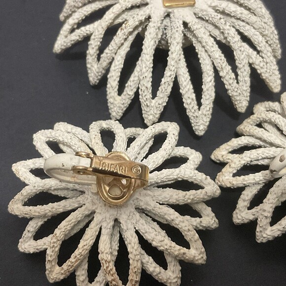 Vintage Crown Trifari White Daisy Brooch & Earring Set – Textured Molded Design - Picture 4 of 6